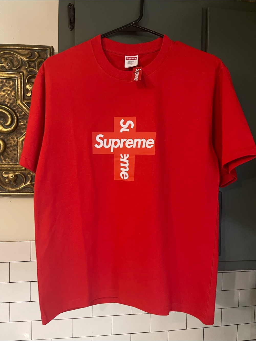 Mens Graphic Design Tee Size S.